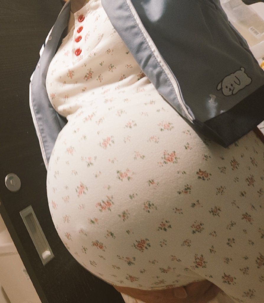 akatsuki_birth's tweet image. 【扮孕】宝宝……你们好重啊
妈妈的腰好重,肚子好坠……
踹的时候力气小一点好吗……妈妈会痛的
唔……
#假肚子 #恋孕 #臨月 #妊婦 #怀孕 #妊娠 #孕婦 #临产 #扮孕 #孕妇 #pregnant #pregnancy #childbirth #bigbelly #fakebelly #妊婦フェア #偽太鼓腹