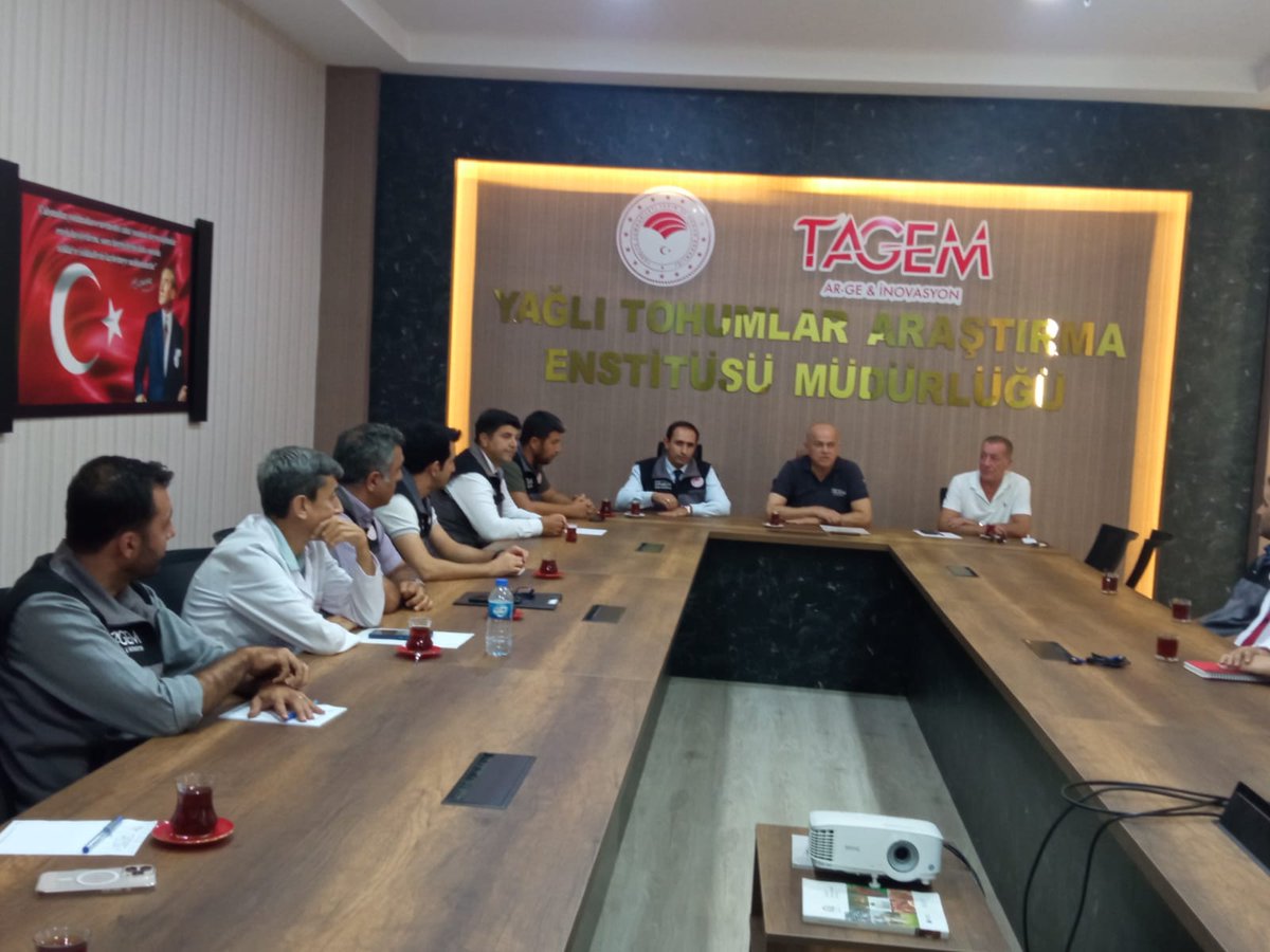 Genel Müdürlüğümüz Bahçe Bitkileri Araştırmaları Daire Başkanı Sn.  Doç. Dr. Davut Keleş ve Sn. Ufuk Kaya Kurumumuzu ziyaret etmişlerdir.  Kurumumuzda devam eden TAGEM Turp Islah projesi ile ilgili bilgilendirme yapılmış olup ziyaretleri için teşekkür ederiz. <a href="/tagemgovtr/">Tarımsal Araştırmalar ve Politikalar Genel Md.</a> <a href="/TCTarim/">T.C. Tarım ve Orman Bakanlığı</a>