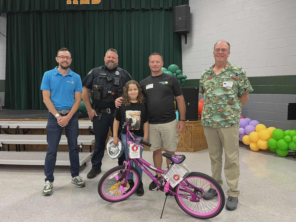 GallatinPolice's tweet photo. 🪖 Helmet Giveaway at Howard Elementary!

This Wednesday, the Gallatin Police Department had the pleasure of giving a bike helmet to a student at Howard Elementary! Every little step toward safety counts, and we love encouraging kids to protect themselves while having fun. https://t.co/4UGs4i4Vkw