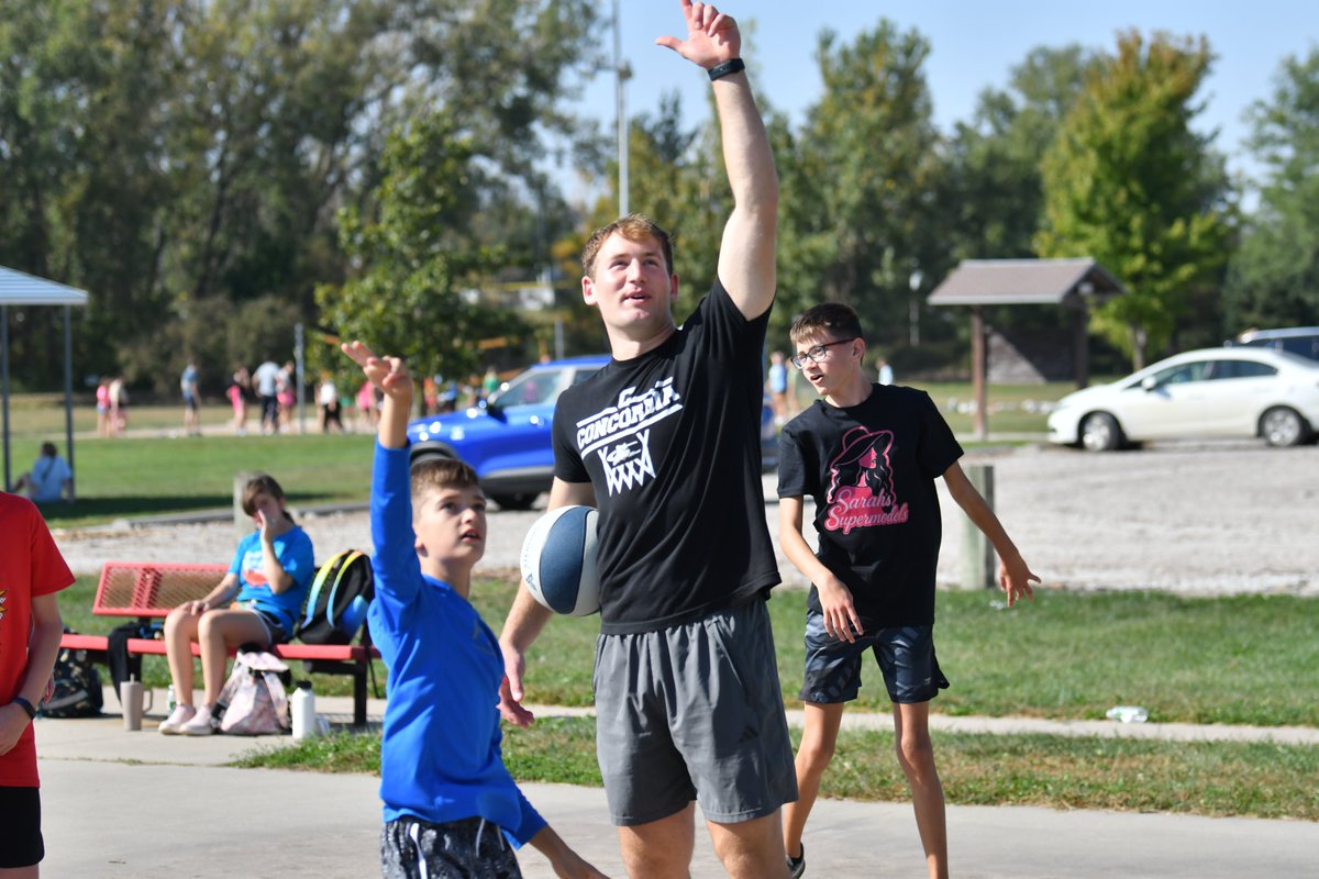cunebulldogs's tweet photo. Fun times on the annual Wellness Day with Seward Middle School! 🙌

📸: https://t.co/s3QEsT4GoR https://t.co/4pN3tKbDdP
