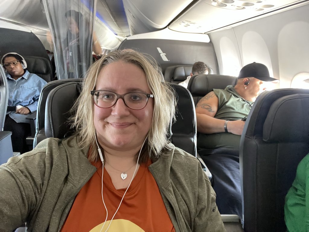 What’s a lady to do on a 1.5 your flight &amp; on the day of Tay Tay’s new debut album!! Why, listen to #TheLifeOfAShowgirl while wearing orange, of course. ✈️🎶🎧