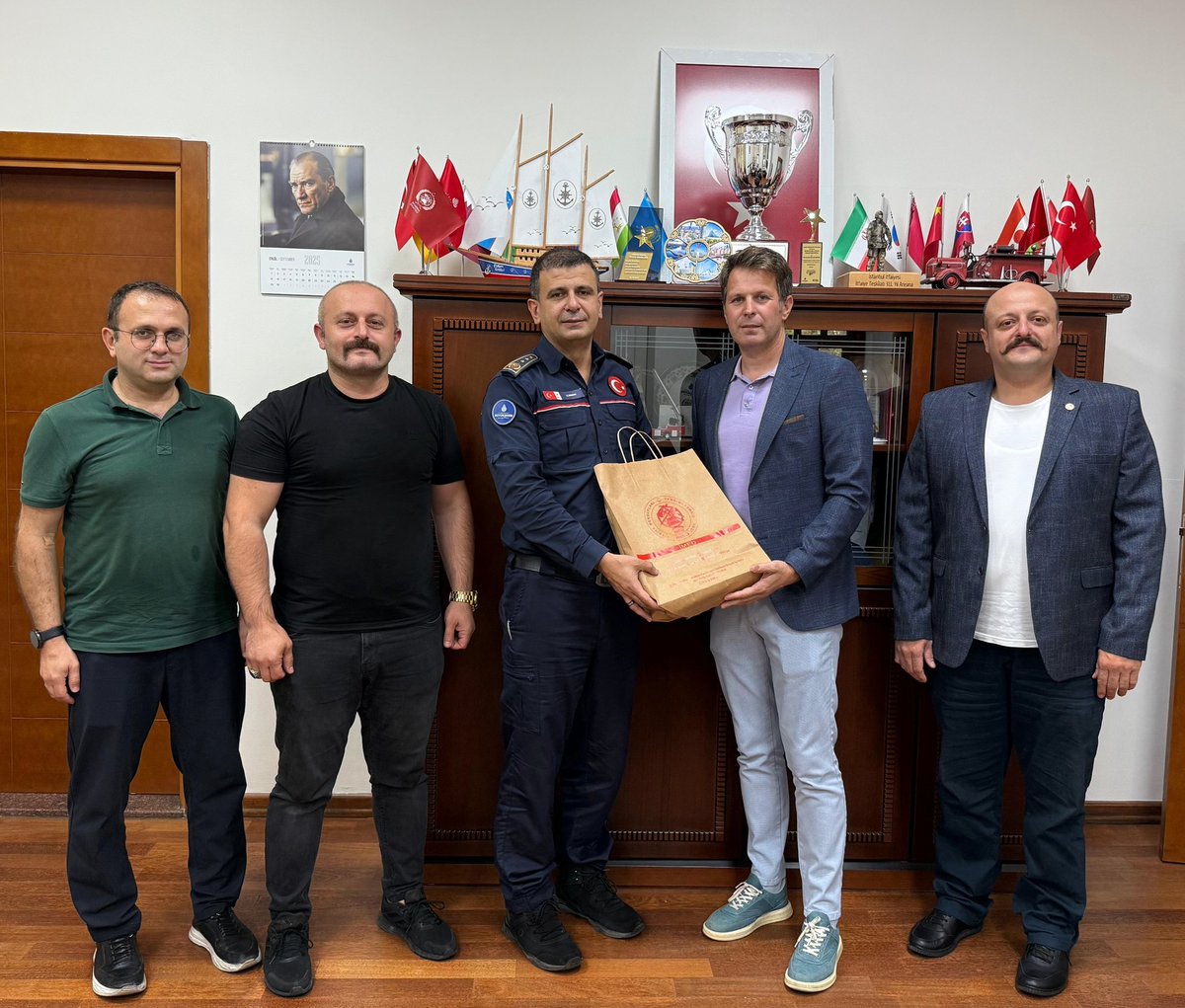 İstanbul İtfaiyesi Avrupa Yakası Şube Müdürlüğü görevine atanan Sayın Evrim ENGİN Müdürümüzü makamında ziyaret ettik.

Nazik misafirperverliklerinden ötürü Sayın Müdürümüze teşekkür ediyor, kendilerine yeni görevlerinde başarılar diliyoruz

#İMED YÖNETİM KURULU

#İtfaiye #Ziyaret