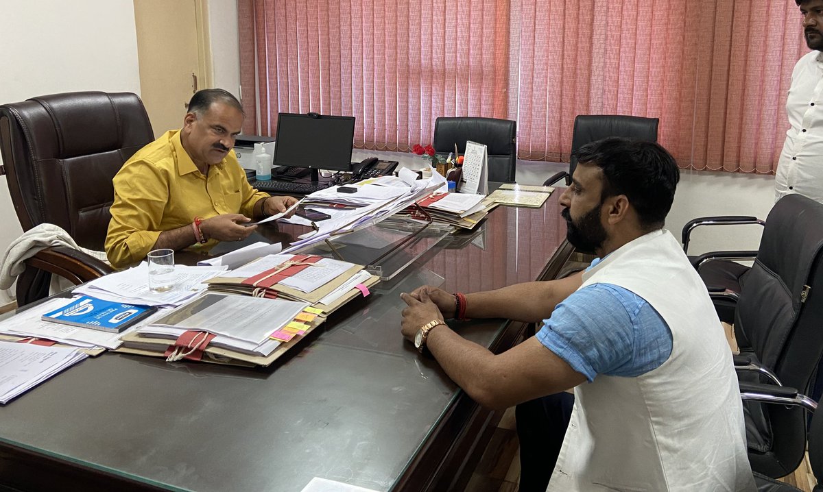 bharatbeniwal_'s tweet photo. आज सचिवालय में प्रमुख शासन सचिव चिकित्सा एवं स्वास्थ्य गायत्री राठौर जी, NHM MD डॉ अमित यादव जी से भी NHM की भर्तियों में पद वृद्धि के संबंध में भी आज पुनः मुलाकात की और स्वास्थ भवन में निदेशक चिकित्सा एवं स्वास्थ्य विभाग राकेश शर्मा जी से अभ्यर्थियों के साथ मुलाकात की पिछले दो माह से हर सप्ताह में राकेश शर्मा जी से 2 बार मुलाकात की चिकित्सा विभाग कि भर्तियों को लिखित परीक्षा से करवाने के लिए राकेश शर्मा जी ने कहा विभाग ने नियम संशोधन का काम लगभग पूर्ण कर लिया है इस बार आपके 10 साल की मेहनत सफल होगी चिकित्सा विभाग कि नर्सिंग ऑफिसर, फार्मासिस्ट, एएनएम, पैरामेडिकल सभी भर्तीया लिखित परीक्षा से होगी इसके लिए उन्होंने पूर्ण विश्वास दिलाया और कहा इस बार खुद चिकित्सा मंत्री जी और सीएमओ आपके प्रयासों से इसकी मॉनीटरिंग कर रहे हैं, 
साथ ही आज राकेश शर्मा जी को गवर्नमेंट नर्सिंग कॉलेज के छात्रों के स्टाइफंड 10000 करने के लिए भी पत्र सौंपा MBBS के छात्रों के स्टाइफंड में वृद्धि भी पिछली सरकार में हमने करवाई थी, उसे समय नर्सिंग, फार्मासिस्ट और पैरामेडिकल छात्र उस समय एक्टिव नहीं थे और उनका स्टाइफंड नहीं बढ़ा राकेश शर्मा जी ने कहा चिकित्सा मंत्री जी की अध्यक्षता चिकित्सा विभाग की होने वाली मीटिंग में गवर्नमेंट कॉलेज के छात्रों को मिलने वाले स्टाइपेंड का मुद्दा उठाकर इसका समाधान करवाएंगे और इस संबंध में वित्त विभाग से भी बात करेंगे l
NHM की CHO और GNM भर्तियों में पद वृद्धि के साथ-साथ 9 केडर की पद वृद्धि का प्रयास किया था दिल्ली से भी उनके बजट और ब्रिज कोर्स के पैसे के लिए वहां भी अधिकारियो से मुलाकात की 30 तारीख को ट्वीट करके आप सभी को बताया था एक-दो दिन में दिल्ली से बजट आते ही वित्तीय स्वीकृति मिल जाएगी 10 अक्टूबर से पहले अभ्यर्थना बोर्ड को भिजवाएंगे, आज NHM MD साहब ने बताया CHO और GNM सहित 9 में से 8 केडर में पद वृद्धि कर रहे हैं एक भर्ती का परिणाम अभी रुकवाया जाएगा उसकी वित्तीय स्वीकृत होते ही उसमें भी पद वृद्धि करवाएंगे विभाग की कोशिश रहेगी कि कल चिकित्सा मंत्री जी से फाइल को अप्रूवल मिले अगर कल नहीं तो सोमवार को चिकित्सा मंत्री जी पद वृद्धि की अप्रूवल करवाकर सोमवार शाम मंगलवार या बुधवार तक कर्मचारी चयन बोर्ड को पद वृद्धि की अभ्यर्थना भिजवा देंगे, 
CHO भर्ती की वेटिंग लिस्ट के बारे में आज गायत्री मैडम से बात हुई है उन्होंने कहा है इस संबंध में विभाग की मीटिंग में भी बात रखेंगे उनका रिस्पांस पॉजिटिव था अगले सप्ताह में वेटिंग को लेकर अच्छी खबर आप तक पहुंचाऊंगा इसके लिए मुख्यमंत्री जी तक भी जाना पड़ेगा तो भी प्रयास करेंगे l
#bharatbeniwal