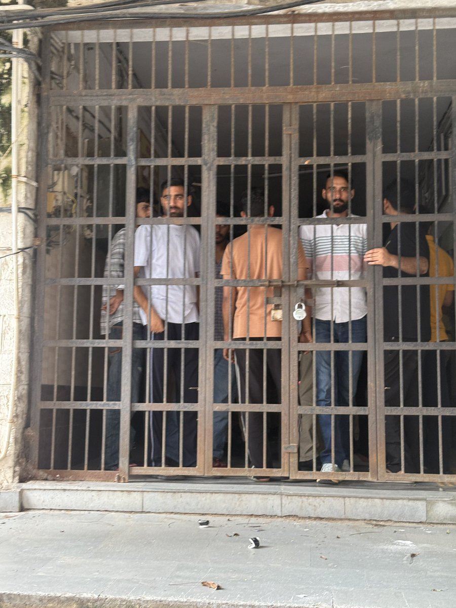 mukeshpareek53's tweet image. राजस्थान पुलिस ने RSS और BJP के दबाव में काम करते हुए NSUI प्रदेशाध्यक्ष विनोद जाखड़ जी और उनके साथियों पर बेबुनियाद व संगीन धाराएँ लगाई हैं। 
आज इस पर विस्तार से लिखूँगा!

30 सितम्बर को राजस्थान विश्वविद्यालय में RSS द्वारा शस्त्र पूजा का कार्यक्रम आयोजित करने की घोषणा की गई।…