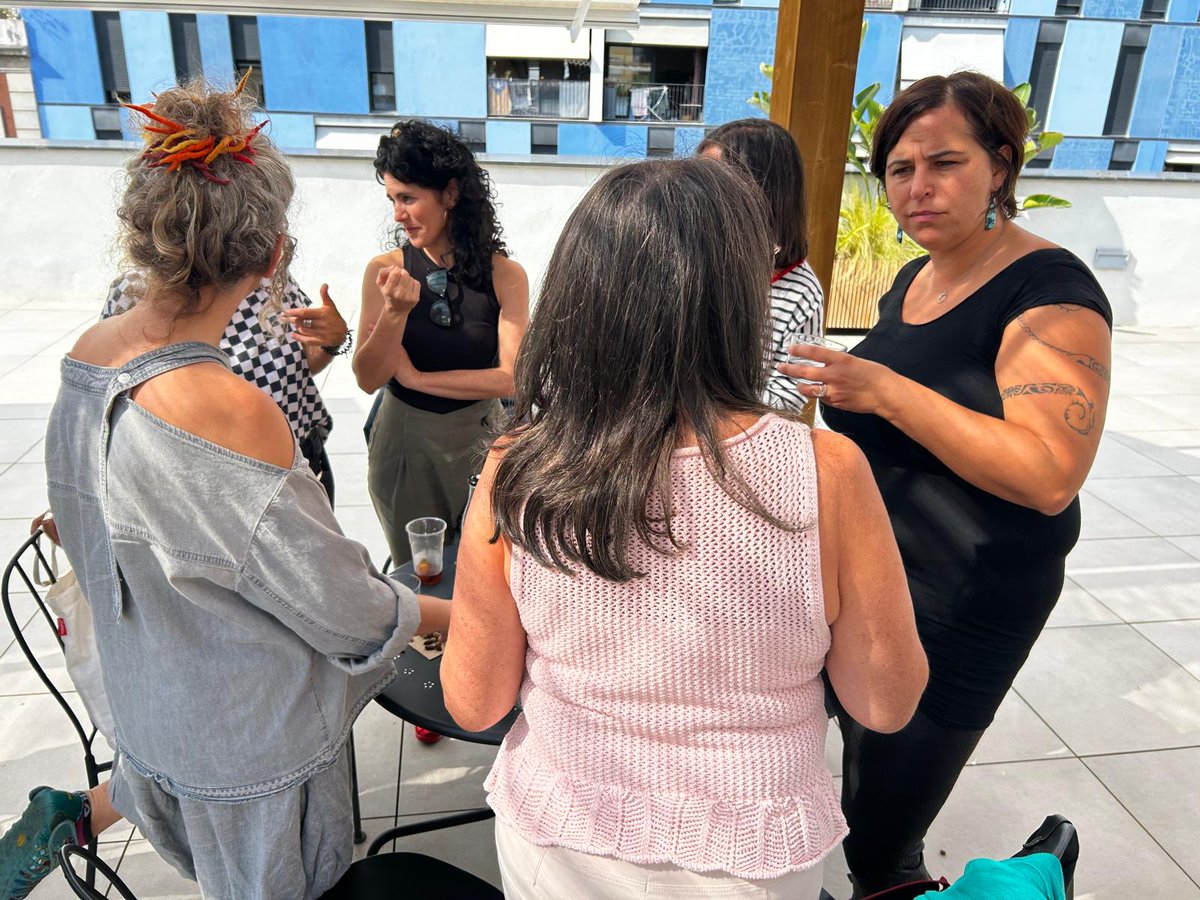ceesc_cat's tweet photo. Tanquem la setmana del #DiaES compartint dinar amb "la gent que mou el CEESC"💙
Qui ens representa, qui forma part dels col·lectius, comissions i comitès, membres de la Junta... Els qui hi posen la veu i el cos.
La vostra força és la que ens avançar!
#educaciósocial #somCEESC https://t.co/Pwc9feO7Jm