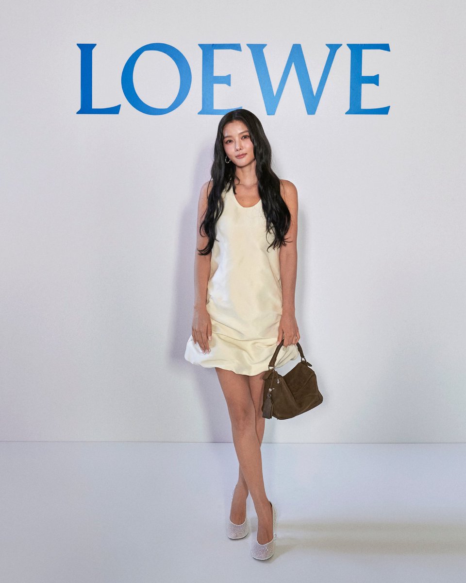 สวยไม่พักสักวินาที! ส่งภาพ #KimYojung กับลุคฟร้อนท์โรว์จาก #LOEWE พร้อมร่วมชมคอลเล็กชั่นสุภาพสตรีใหม่ในฤดูกาล Spring/Summer 2026 ของแบรนด์ ที่จัดขึ้นวันนี้ ณ ปารีส💚

KIM YOOJUNG AT PFW25 WITH LOEWE
#KimYouJungxLoeweSS26
#LoeweSS26
#MintNews