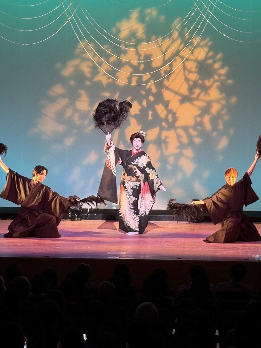 花の乱舞-JPN dance The World-
無事に昨日終演いたしました🌸

1部は #花柳琴臣 さん演出•振付で
舞踊劇『星ノ夜恋譚』

2部は #花園直道 代表の構成•演出で
ゲストに #門戸竜二 さんをお迎えし、
オフィシャルメンバーとのコラボショーをお届けしました🔥

ご来場の皆様ありがとうございました🙇