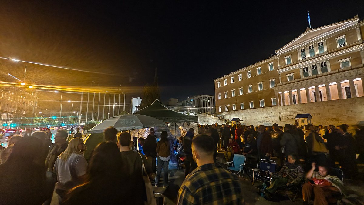 chris_avramidis's tweet image. Δεν υπάρχει αυτό που γίνεται!
Σύνταγμα 20:15 
Εκατοντάδες άνθρωποι περιμένουν τις να αγκαλιάσουν τον Πάνο Ρούτσι, να υπογράψουν υπέρ του, να του πουν μια λέξη αγάπης.
ΧΩΡΙΣ ΚΑΝΕΝΑ ΚΑΛΕΣΜΑ, έτσι αυθόρμητα.
Η κυβέρνηση αφήνει έναν βασανισμένο πατέρα να εξαντλείται κάθε μέρα, επειδή…