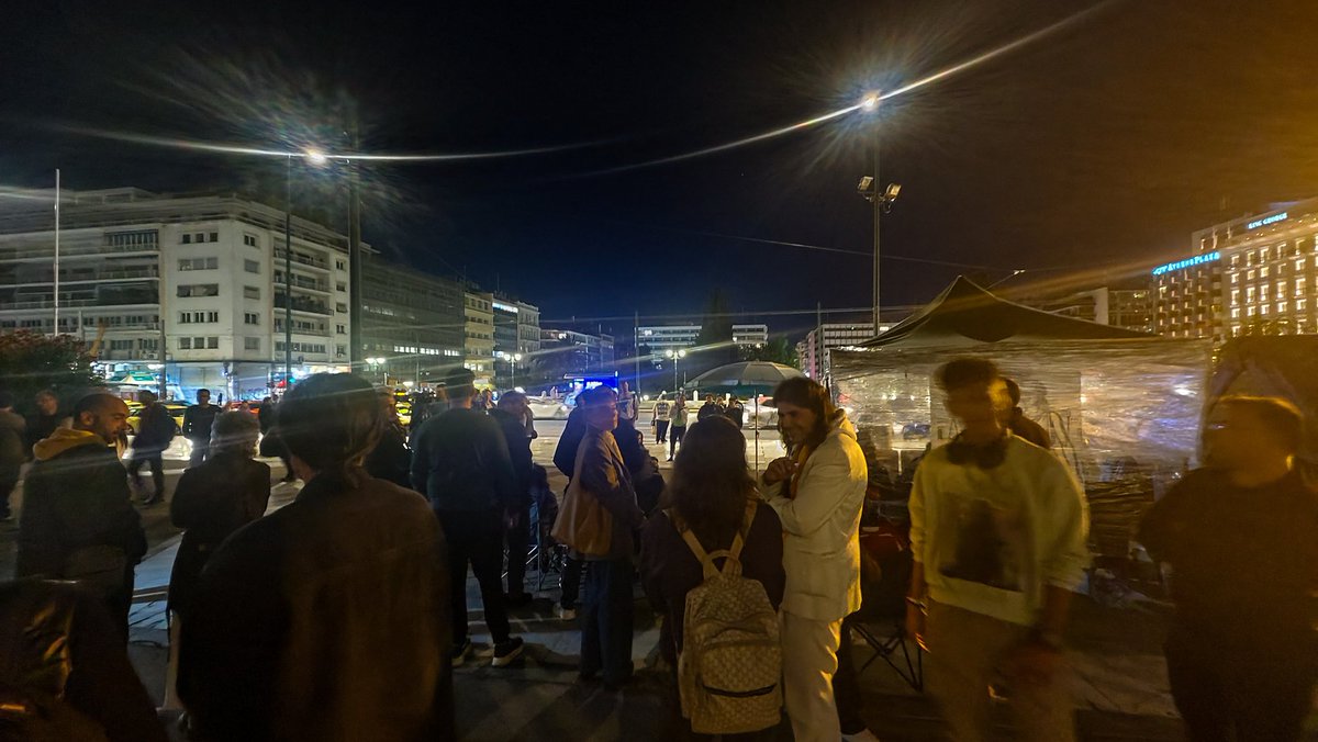 chris_avramidis's tweet image. Δεν υπάρχει αυτό που γίνεται!
Σύνταγμα 20:15 
Εκατοντάδες άνθρωποι περιμένουν τις να αγκαλιάσουν τον Πάνο Ρούτσι, να υπογράψουν υπέρ του, να του πουν μια λέξη αγάπης.
ΧΩΡΙΣ ΚΑΝΕΝΑ ΚΑΛΕΣΜΑ, έτσι αυθόρμητα.
Η κυβέρνηση αφήνει έναν βασανισμένο πατέρα να εξαντλείται κάθε μέρα, επειδή…