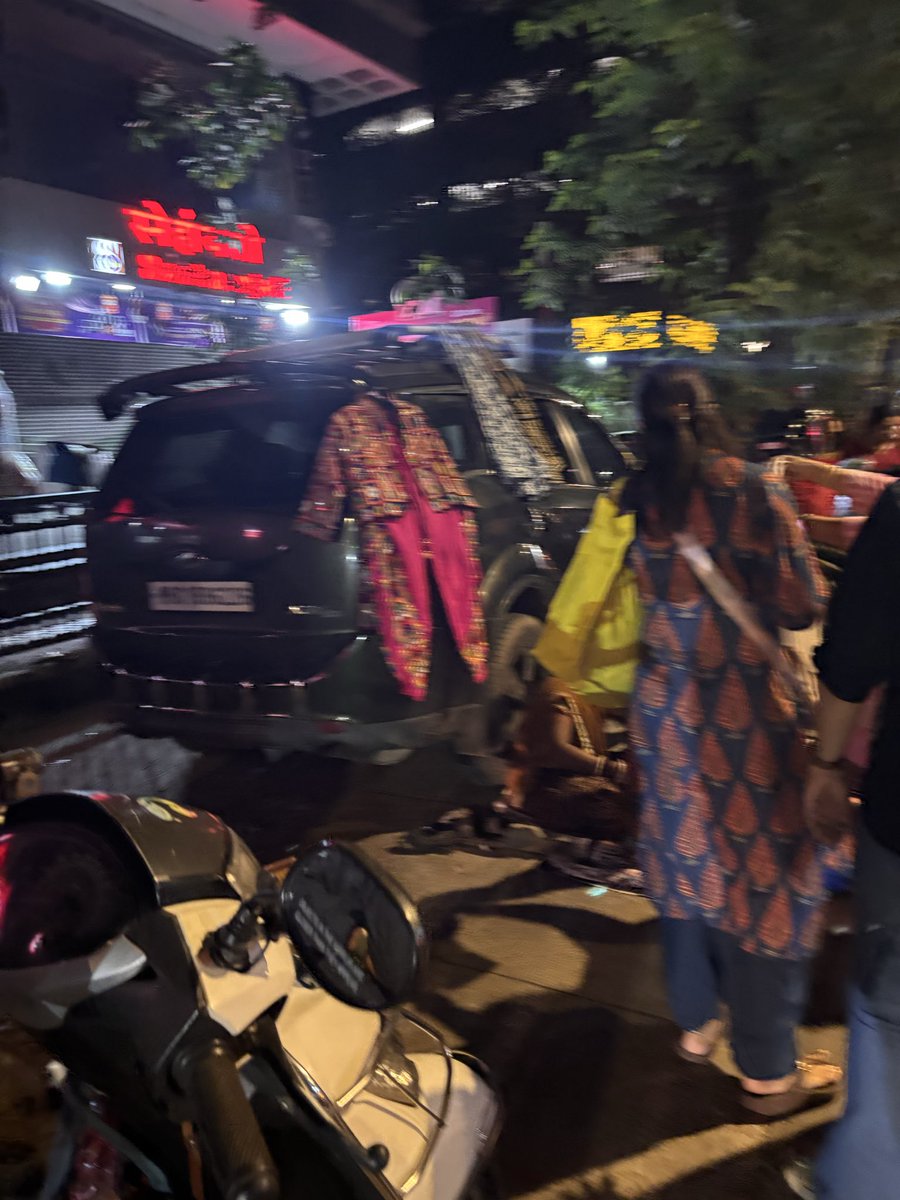 basyaar69's tweet photo. Navratri is over. Why are these hawkers still on SV Road in Kandivali West blocking half the road? @mybmc @mybmcWardRS shame on you for letting these people block roads and public infrastructure. 

People park on th road and create chaos. This is not acceptable. https://t.co/03ZpBI9MLH