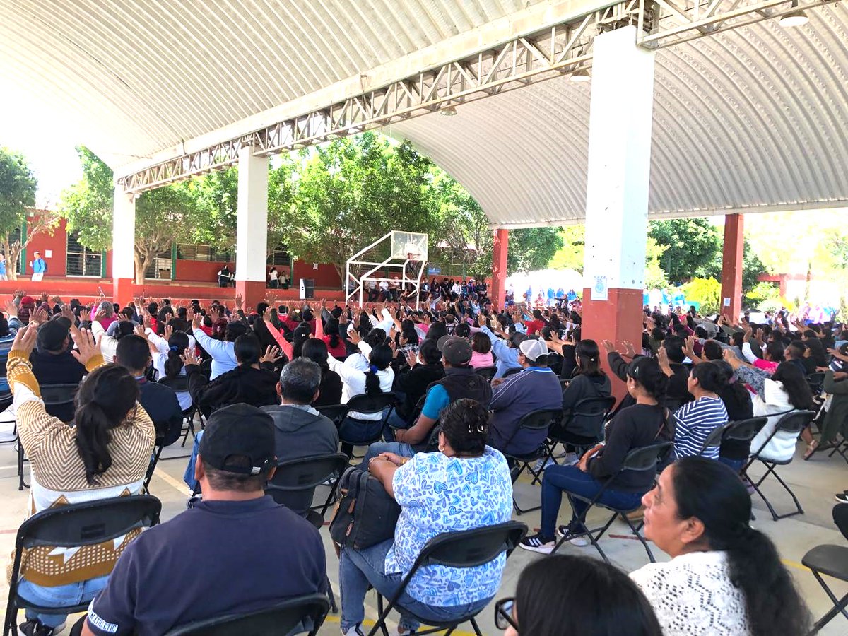 DH_IEEPO's tweet photo. #PorUnOaxacaConMejorEducación el IEEPO capacitó a más de 1,000 docentes, madres, padres de familia y estudiantes sobre la prevención de la violencia escolar, crianza positiva y difusión de los derechos de la niñez y adolescentes.

#UnPuebloTransformandoSuHistoria https://t.co/CIl2kup1hQ
