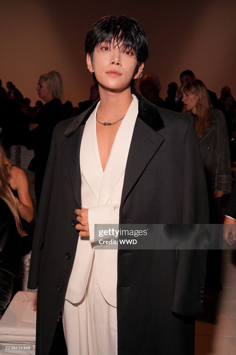 hjszones's tweet image. no such things as getty images curse to joshua 

JOSHUA AT GIVENCHY PFW
#JOSHUAxGIVENCHY
#GivenchySS26
#ParisFashionWeek 
@pledis_17 @givenchy