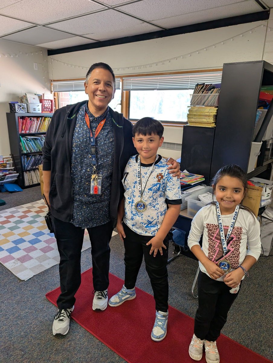 Congratulations to our students of the month who demonstrated empathy during the month of September! #SkylineCommunityStrong #StVrainStorm #Levelup #StVrainAdvantage
¡Felicitaciones a nuestros estudiantes del mes que demostraron empatía durante el mes de Septiembre!