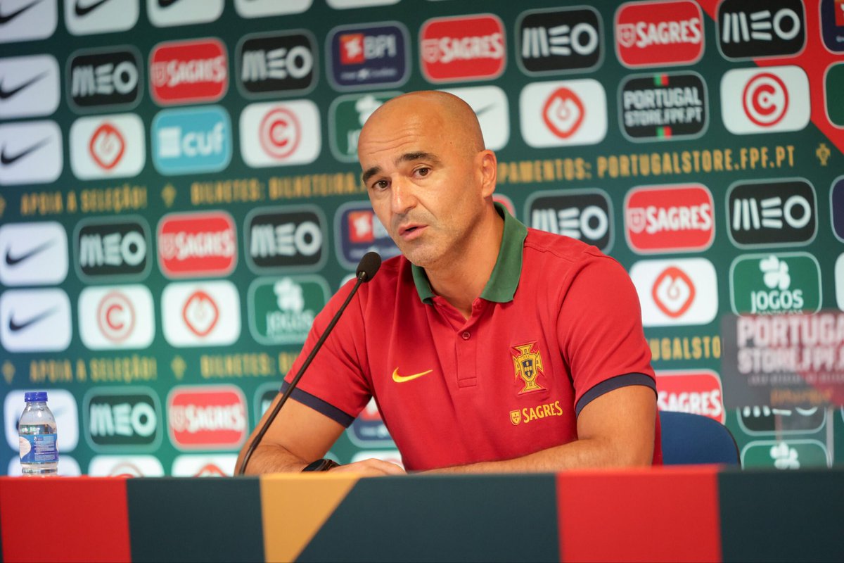 ActuCR7_'s tweet photo. 🚨🚨🎙️ | Roberto Martinez 🇵🇹 en conf’ de presse :

« Depuis le dernier rassemblement, je crois beaucoup aux signes.

Nous avons marqué notre premier but à la 21e minute (Ronaldo), et en Hongrie, nous avons encaissé à la 21e minute.

Jota est avec nous. Son rêve était de gagner la Coupe du monde… Nous avons la responsabilité de tout faire pour accomplir ce rêve. » 🏆🙏