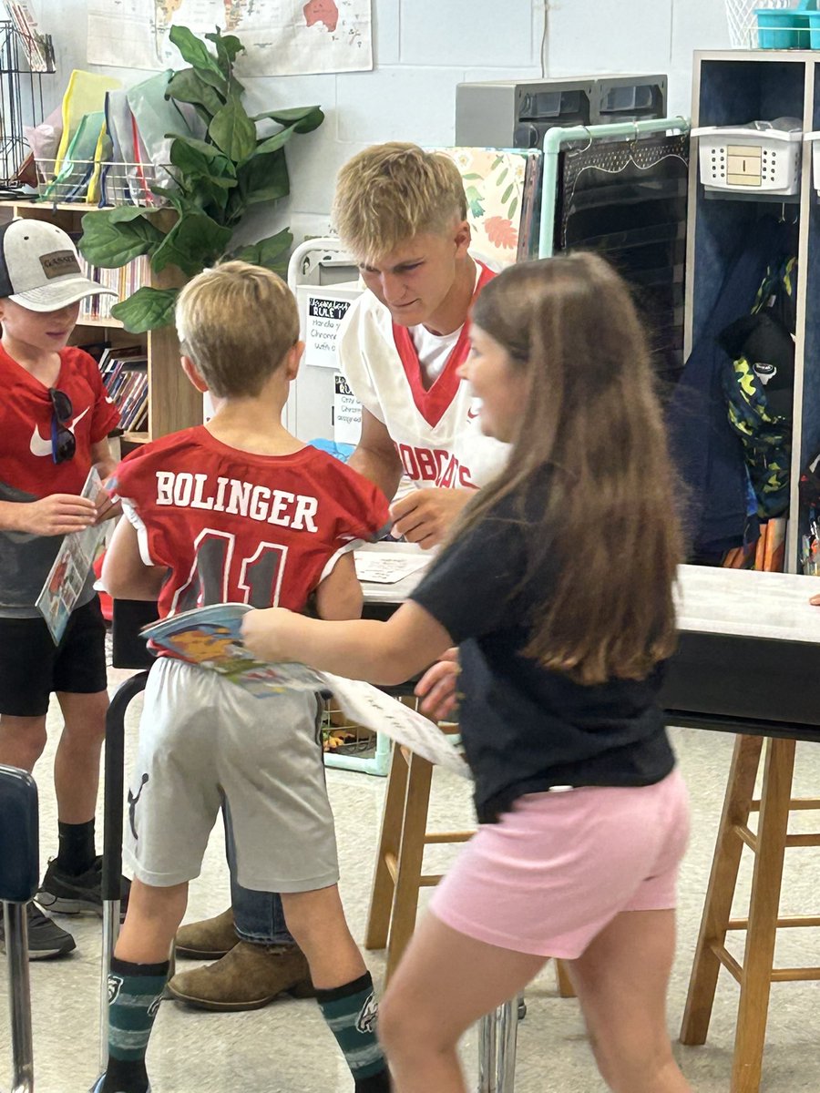 NorwayneFB's tweet image. Our Football Leadership members got the chance to go to Norwayne Elementary today and read to our 2nd graders as part of the 2nd &amp;amp; 7 foundation’s drive to promote reading. Way to go men! #2and7