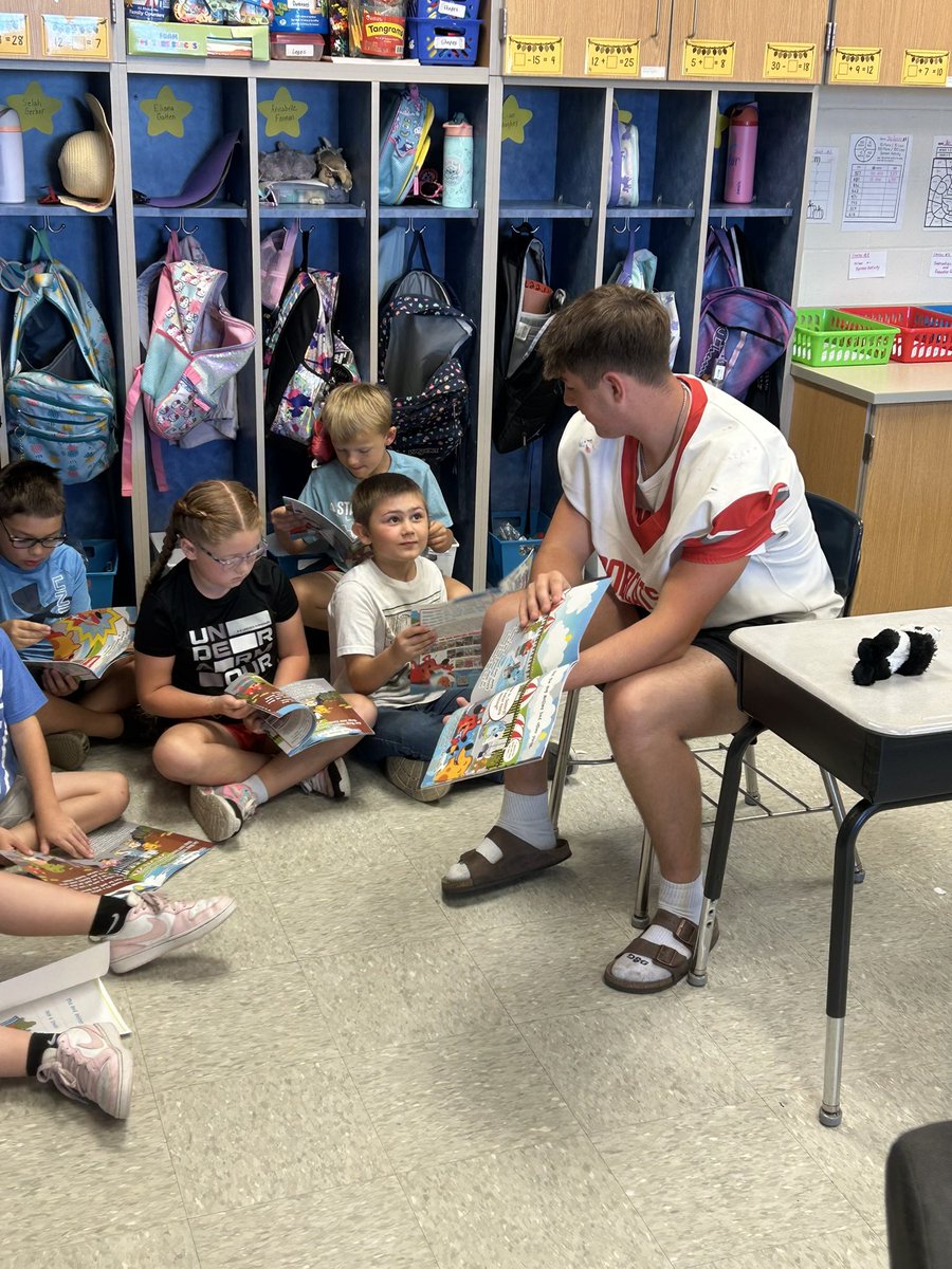 NorwayneFB's tweet image. Our Football Leadership members got the chance to go to Norwayne Elementary today and read to our 2nd graders as part of the 2nd &amp;amp; 7 foundation’s drive to promote reading. Way to go men! #2and7