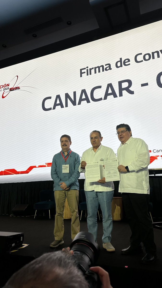 En el marco de la Convención Nacional de la <a href="/canacarmexico/">CANACAR</a> el Dr. General de <a href="/CONUEE_mx/">CONUEE_mx</a> el Ing. Israel Jáuregui y el Presidente de la #Canacar, el Ing. Miguel Martínez firman la Carta de Intención.