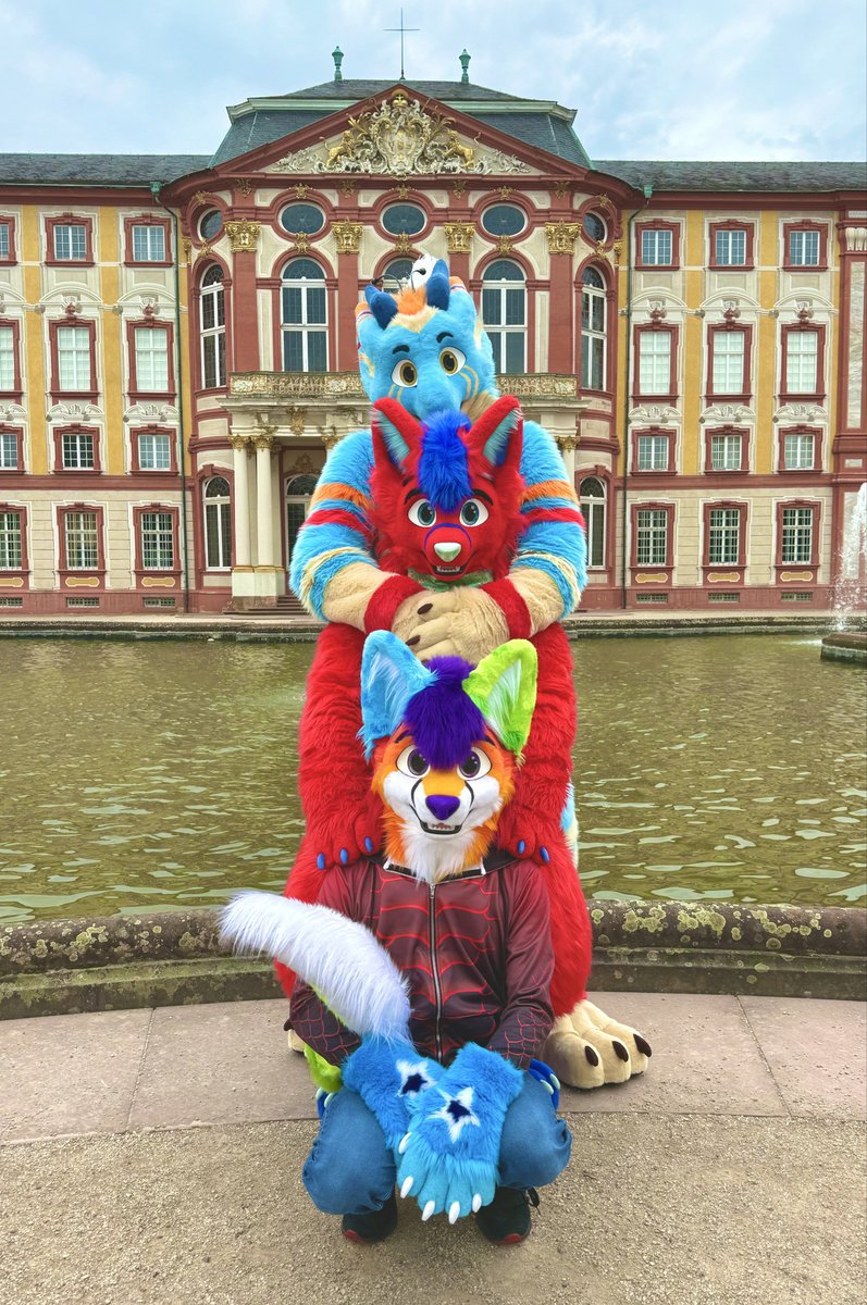 Happy #FursuitFriday together with <a href="/KyonanDraws/">🍃Kʏᴏɴᴀɴ 🔜 NFC26</a> &amp; <a href="/Jaro_Cat/">Jaro</a> ❗️

📸 <a href="/GeotheWolf/">GeotheWolf🖤🧡🐺🇩🇪🇦🇹</a> 
🪡 <a href="/whitewingsuits/">Whitewing Creations</a>