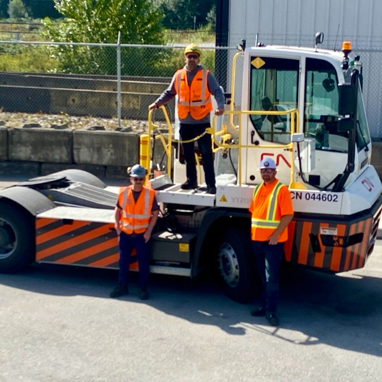 Bravo aux équipes Intermodal et d’entretien de Vancouver pour cette plateforme sur mesure pour camions de manœuvre électriques. Une solution ergonomique qui aide à prévenir le risque de trébuchement - voilà la créativité et le souci de la sécurité de nos cheminots à l’œuvre !