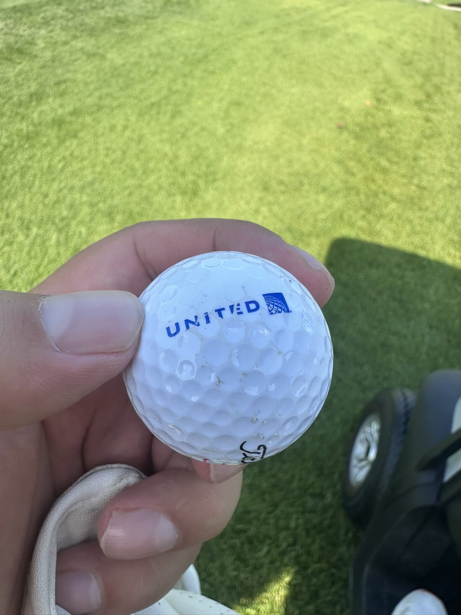 CapMarkets2021's tweet photo. @AmericanAir 

As Platinum Pro Member, Would love to play golf with @AmericanAir  Golf Balls 😔. Forced to use this United Branded Ball 😒 https://t.co/URzp7IocXc