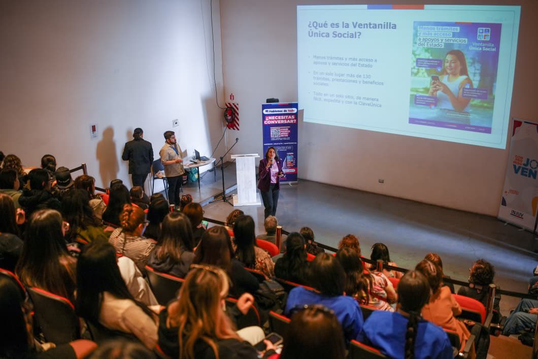 ¡Seguimos con el recorrido de la Ventanilla Única Social por Chile! 

Hoy se la presentamos a jóvenes emprendedores de FOSIS y organizaciones juveniles participantes de la Mesa Regional de Voluntariado y delegaciones de centros de estudiantes secundarios. 

Ingresa a la
