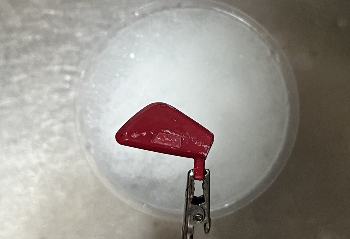 装甲の裏を塗ってスミ入れして、最後のトップコートと思ってたのに😢
スカートの一部に大きめの埃が…
ヤスったら取れるかと思ったけど黒っぽくなってしまったので、泣きながらマジックリンで塗装剥がし中
今日はこのままふて寝します🛏️

#ガンプラ
#HG
#マラサイ