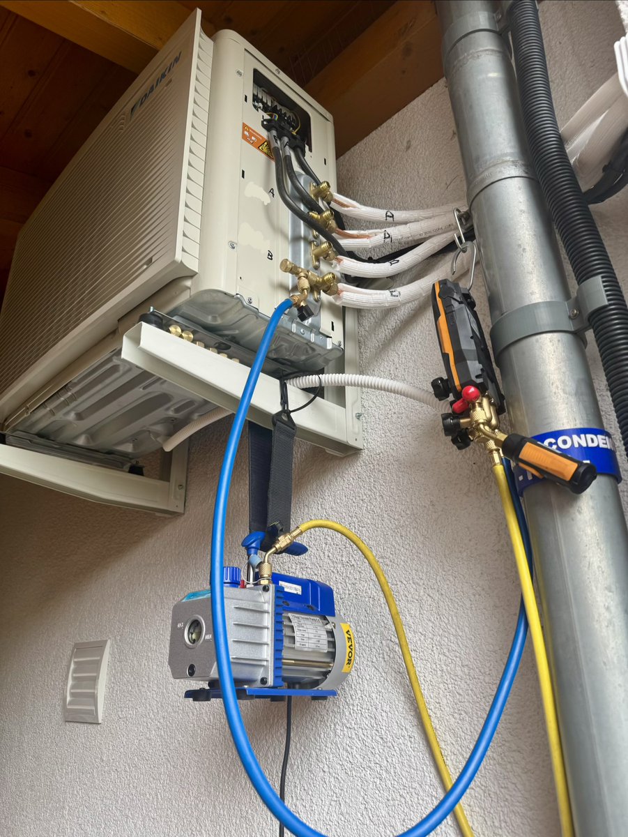 tech_tobi's tweet image. 1 Woche nach Lieferung ist unsere zweite #Wärmepumpe mit 2 Innengeräten erfolgreich im Betrieb Ab heute kann das gesamte Dachgeschoss elektrisch beheizt und im Sommer gekühlt werden. Dank #CPVGE und #Photovoltaik wird #Splitklimaanlage z.T. mit Sonnenstrom laufen ☀️