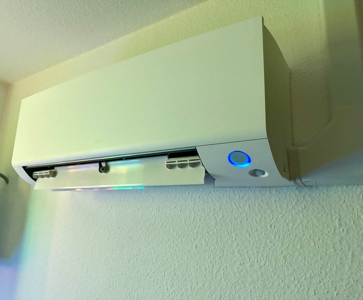 tech_tobi's tweet image. 1 Woche nach Lieferung ist unsere zweite #Wärmepumpe mit 2 Innengeräten erfolgreich im Betrieb Ab heute kann das gesamte Dachgeschoss elektrisch beheizt und im Sommer gekühlt werden. Dank #CPVGE und #Photovoltaik wird #Splitklimaanlage z.T. mit Sonnenstrom laufen ☀️