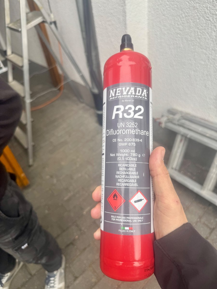 tech_tobi's tweet image. 1 Woche nach Lieferung ist unsere zweite #Wärmepumpe mit 2 Innengeräten erfolgreich im Betrieb Ab heute kann das gesamte Dachgeschoss elektrisch beheizt und im Sommer gekühlt werden. Dank #CPVGE und #Photovoltaik wird #Splitklimaanlage z.T. mit Sonnenstrom laufen ☀️