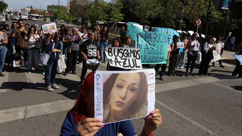 Impulsan una masiva búsqueda de Azul, trabajadora estatal de Neuquén, y su hermano pidió por su aparición lmneuquen.com/c1211577 vía <a href="/LMNeuquen/">LMNeuquén</a>