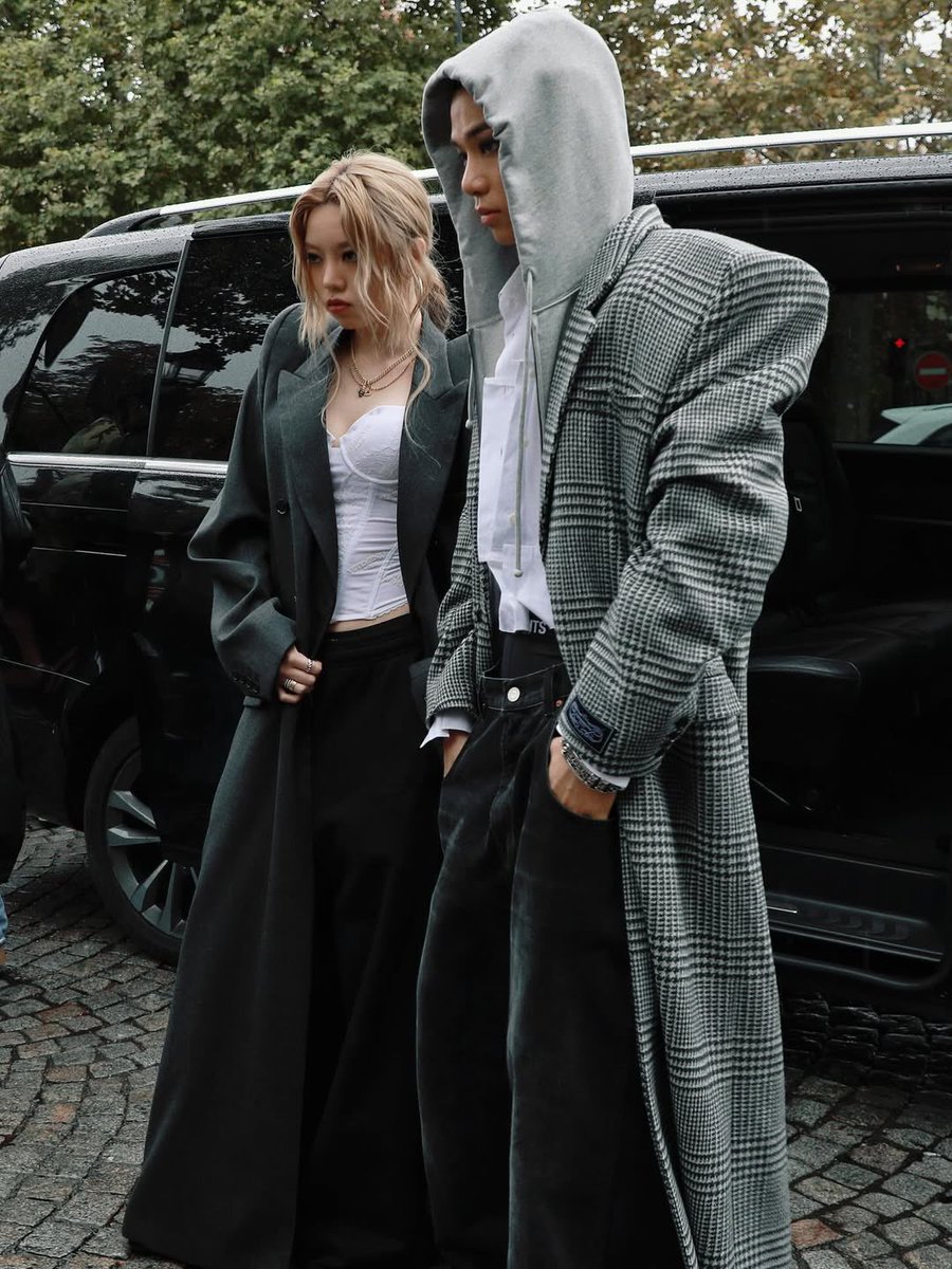 GLOBALBAILEY_'s tweet photo. [PHOTO] 251003

Vetements SS26 PFW - BAILEY &amp; TARZZAN

TARZZAN BAILEY FOR VETEMENTS
#TARZZANxVETEMENTS 
#BAILEYxVETEMENT
#VETEMENTSSS26 https://t.co/tgdk8nQEG3