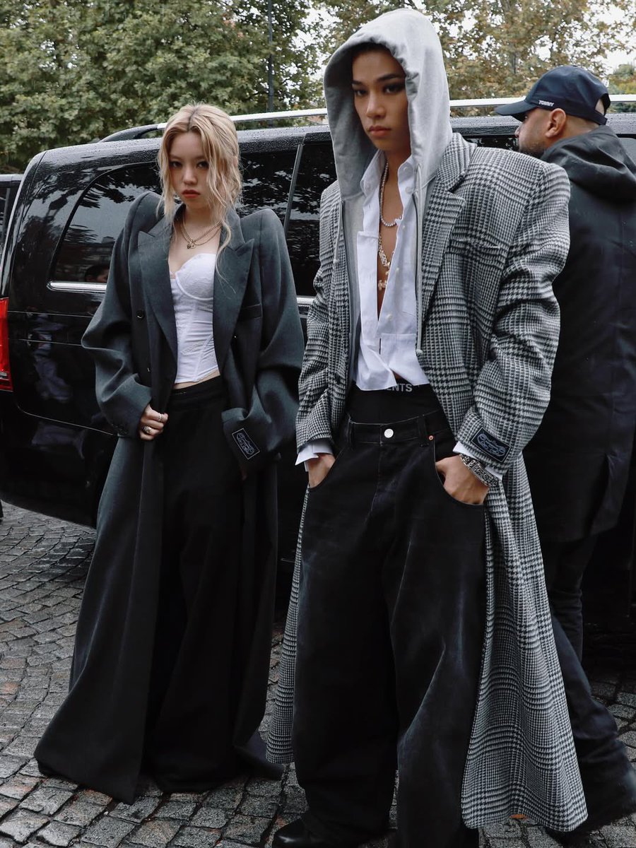 GLOBALBAILEY_'s tweet photo. [PHOTO] 251003

Vetements SS26 PFW - BAILEY &amp; TARZZAN

TARZZAN BAILEY FOR VETEMENTS
#TARZZANxVETEMENTS 
#BAILEYxVETEMENT
#VETEMENTSSS26 https://t.co/tgdk8nQEG3