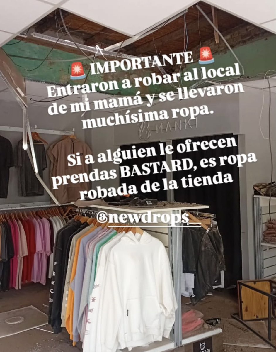 Arnold_Ord's tweet photo. URGENTE: Boqueteros ingresaron a la tienda New Drops. Los delincuentes rompieron el techo del local para acceder al interior y se llevaron gran cantidad de ropa.
Personal policial trabaja en el lugar y se investigan las cámaras de seguridad para dar con los autores. https://t.co/j7wW42avPL