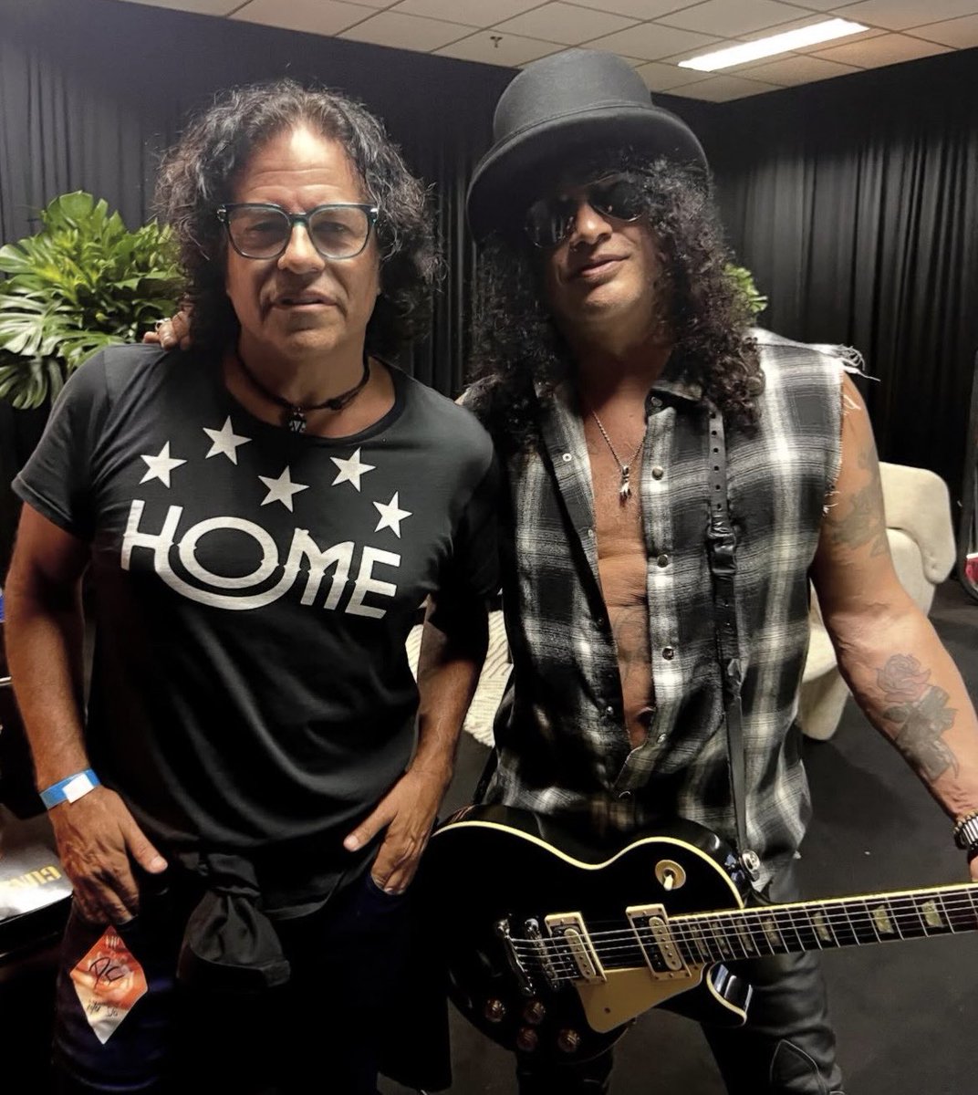 slashworldarg's tweet photo. Slash con el guitarrista Stevie Salas en el backstage del show de Costa Rica.
🤘🎩🌎
#slash #gunsnroses #steviesalas #gibsonlespaul https://t.co/2rSr4ZGHA6