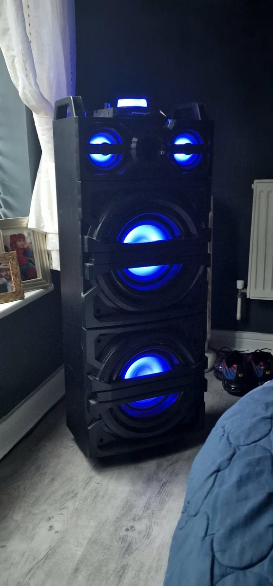 Power gone 3 hrs now 😭 thank fuck i had this fully charged so i can play some tunes while having a few cans 😁🍻  #StormAmy