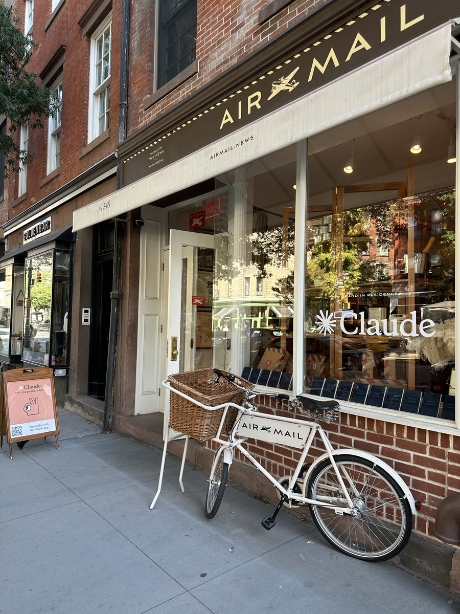 nasarque's tweet image. Showed up to the @claudeai pop up in west village. Some thoughts:

- Any company (or initiative) that refuses to pay attention to beauty is bound for failure. Anthropic has that figured out.

- Grassroots brand campaigns are the future, even for enterprise sales opportunities.…