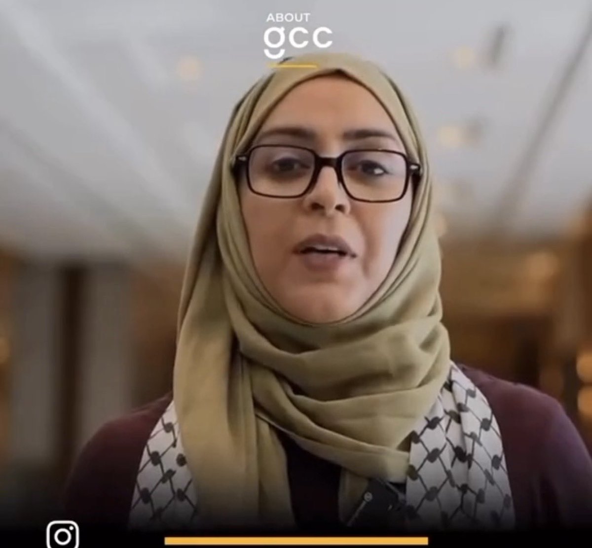 أُمَامَةَ حِينَ سَادَ الْعُهْرُ قَامَتْ
تُلَمْلِمُ  عَنْ  عُرُوبَتِهَا  الْخَطَايَا

رَأَيْنَا  بَعْضَ  عربٍ  لَيْسَوا  مِنَّا
تُخَايِلُهَا   كَمَا   حُمْرَ   الْمَطَايَا

تُسَابِقُ   لَوْمَهَا   أَذْنَابَ   غَرْبٍ
     تَبْصُقُ   فِي  وُجُوهِهِمُ  الْمَرَايَا

💔💪🏻QQ