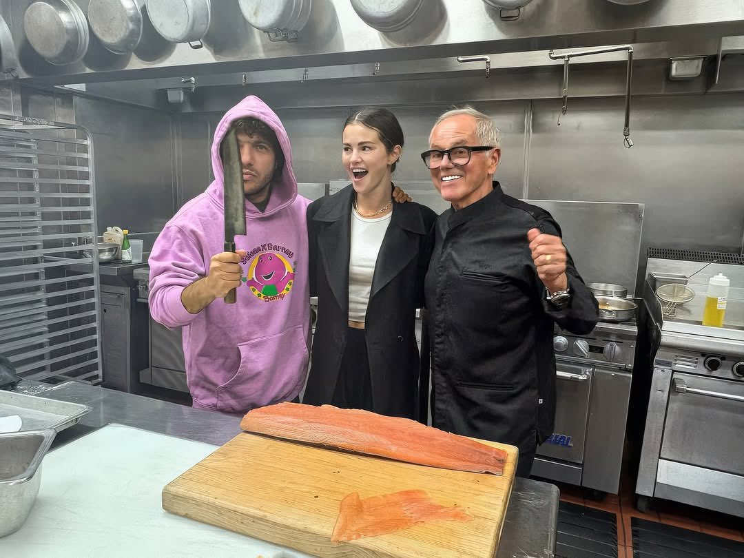 SelenaFanClub's tweet image. Be comfy in the kitchen like @ItsBennyBlanco in the @Complex Selena Gomez Throwback Collection 💜
Shop here!
complex.com/shop/drops/sel…