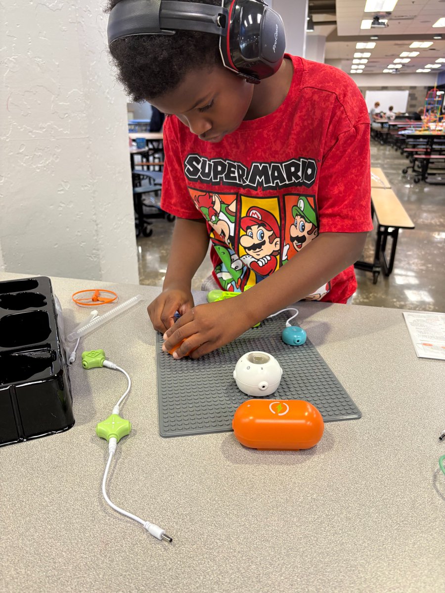 DMPSCommunityEd's tweet image. 🌟 Hands-on learning on non-school days!
Students dove into TigerLily STEM activities—building glowing model cities &amp;amp; exploring the world of 3D printing. 🏙️✨
Thank you to TigerLily for bringing creativity, engineering, &amp;amp; innovation to life! 💡🔧

#STEM