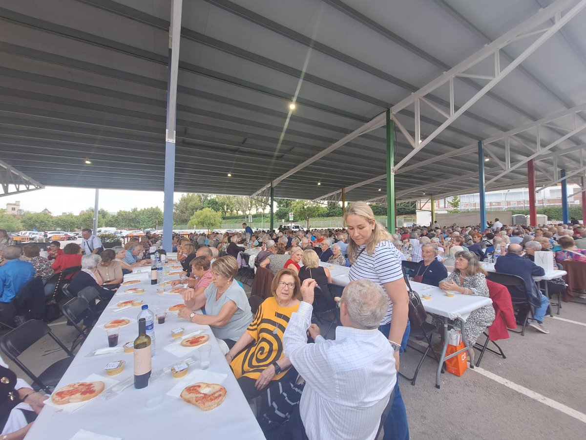 Asistimos al acto de la Gent Gran , que ofrece nuestro consistorio.Ellos valen la pena para todo...💙💪 Gracias a todos.