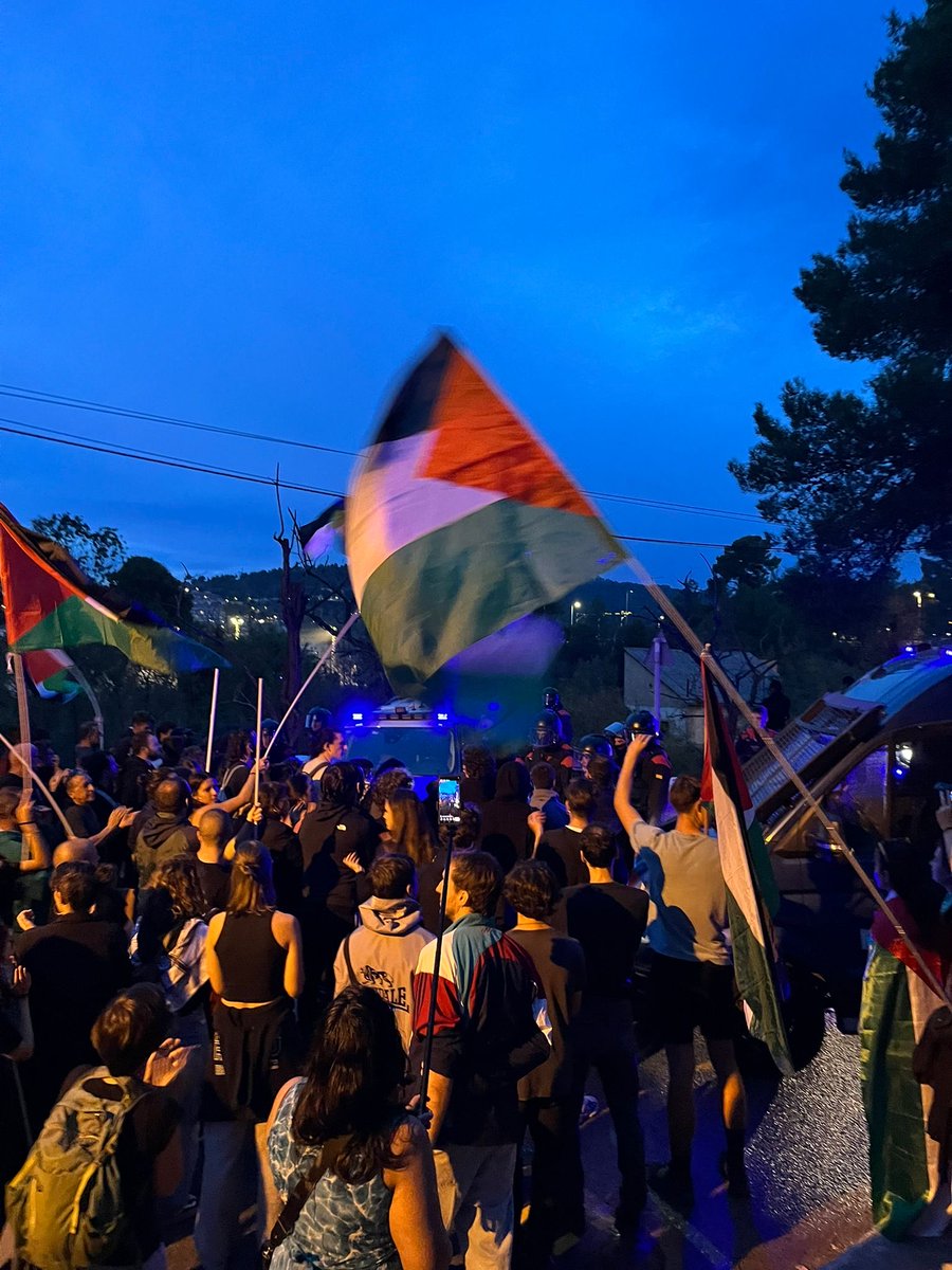 Ara mateix Mossos estan defensant a cop de porra a ICL a Súria, defensant els interessos d’una empresa sionista que dona suport al genocidi.
Nosaltres hi som posant el cos i la dignitat per Palestina.
Difusió!