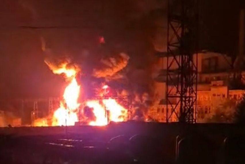 nexta_tv's tweet photo. Russians Target Ukraine’s Power Grid

Over the past 24 hours, Russia has carried out massive strikes on Ukraine’s energy infrastructure.

Power outages affected multiple regions: in Donetsk, Druzhkivka and Kostiantynivka are completely without electricity, and Kramatorsk is experiencing disruptions after a local CHP plant was hit.

In Sumy, Shostka district lost power due to “Shahed” drone attacks. In Kyiv region, Slavutych was without electricity for two days; backup power is now being restored.

Ukrenergo reports the worst situation persists in Chernihiv and Sumy regions.