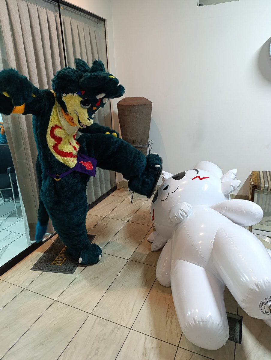 #fursuitfriday
This beast tried to kiss me!