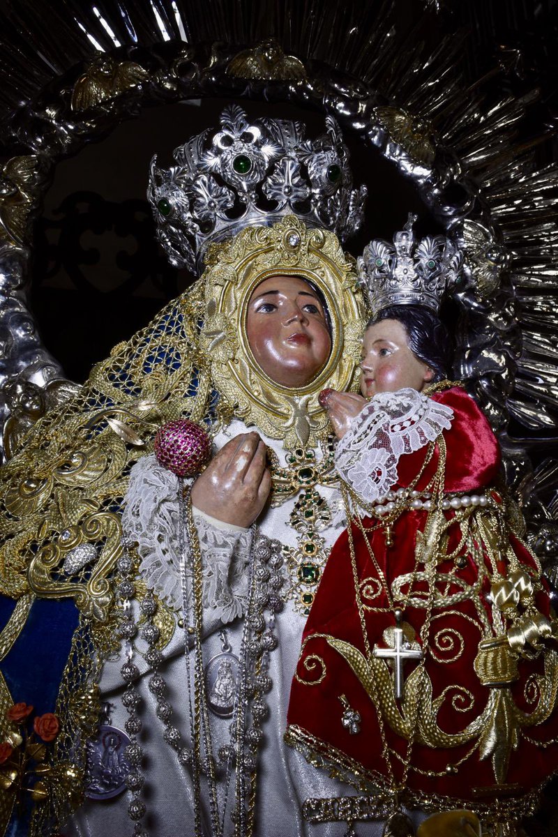 La Santísima Virgen se encuentra enjoyada con sus alhajas más significativas, portando la medalla de oro de la ciudad de Sevilla, otorgada a la Casa de Jaén en Sevilla el pasado año.

📸 <a href="/jbarcoruiz/">⚓️Jesús Barco📷</a>