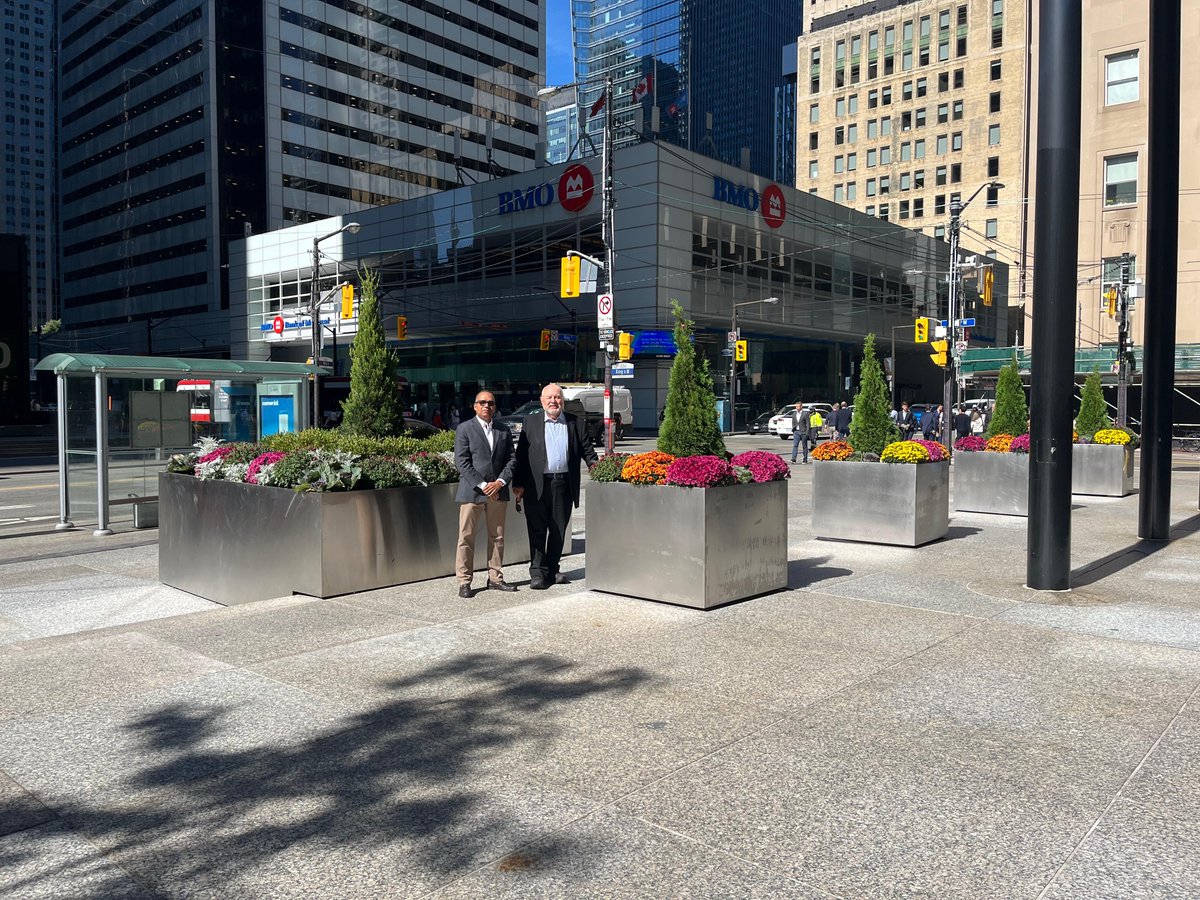 After two full productive days attending marketing meetings in Toronto, CEO Luis Santana and Chairman Frank Balint pose for a picture.

For more info on our developing growth story, check the $GQC.V Corporate Presentation: goldquestcorp.com/images/pdf/pre…