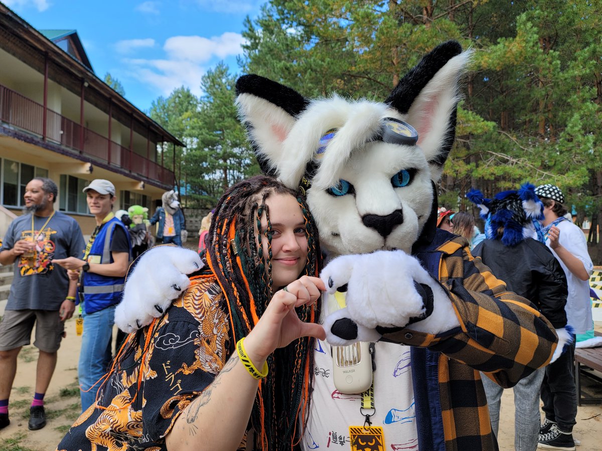 TeamasterMiro's tweet image. Happy #FursuitFriday everyone! ❤️
I continue to share great photos taken at SillyCon25. 
 #sillycon #sillycon2025 #SillyCon25

📸: @TheWolfDerion