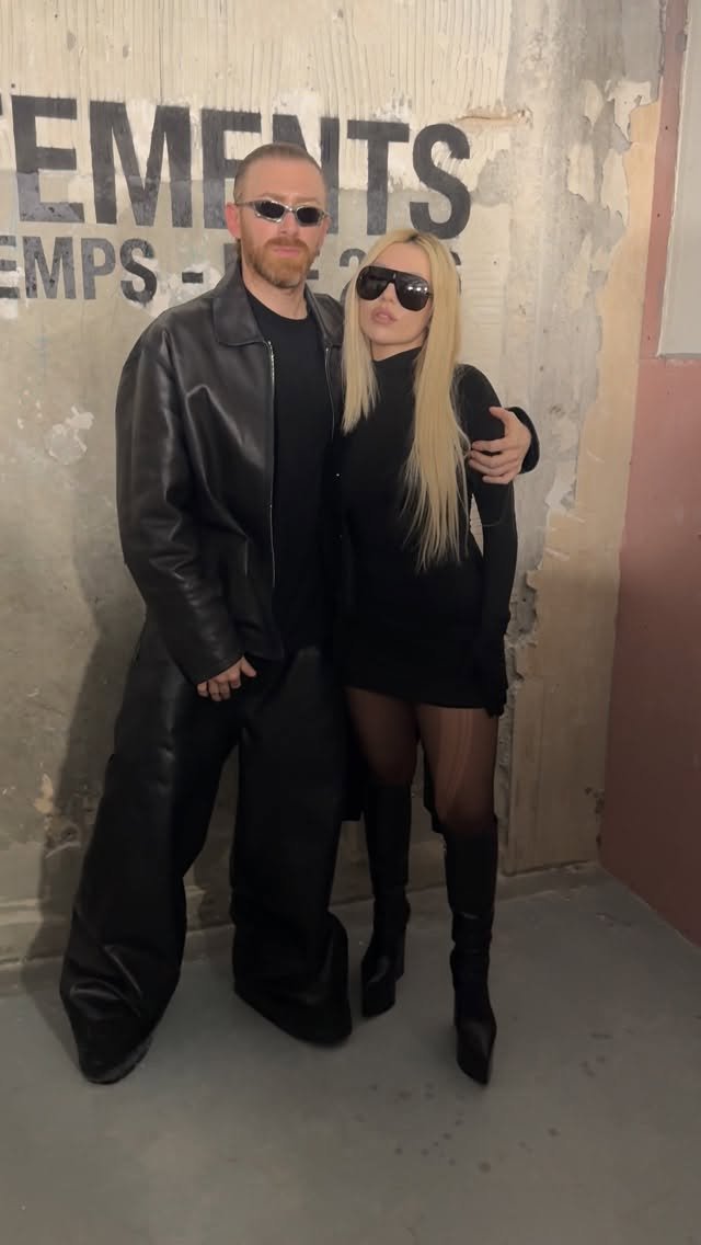 Guram Gvasalia, diretor criativo da 'VETEMENTS', e <a href="/AvaMax/">AVA MAX</a> hoje (03) no desfile da grife em Paris, França.