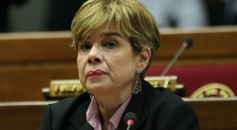 delpynews's tweet photo. ▶️¿EL ESTADO LO ABANDONÓ? | 😡

🔴La exparlamentaria @desimasi2 dijo que el Gobierno entregó al militar Guillermo Moral a los sicarios y pidió la salida de ministros.

💥Asegura que el fallecido denunció que ya habría sufrido una emboscada, pero autoridades negaron que exista una amenaza previa.

🗣️"No solo hubo amenaza; en el mismo lugar donde ayer lo mataron, intentaron emboscarlo. Se denunció y lo dejaron solo. En un país serio, no en un narcoestado, no quedaría uno de la cúpula militar y policial y del Ministerio de Defensa e Interior. Es un sicariato y también una entrega. ¿Hasta cuándo?" aseveró.