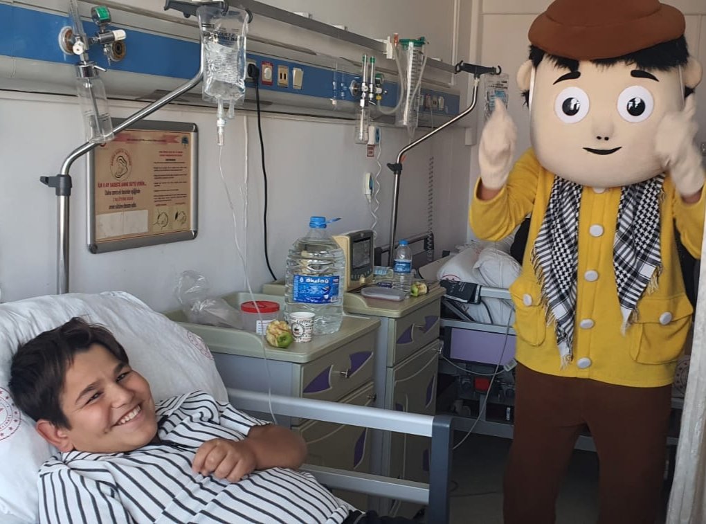 Kaşif Samsun'a gelmişken şifa bekleyen kardeşlerini ziyaret etmeyi de unutmadı.Kadın Doğum Çocuk Hastanesi'nde tedavi gören çocuklarımızı ziyaret ederek güzel vakitler geçirdik.Tüm hastalarımıza Rabbimizden şifalar dileriz. #cocuk #sağlık #hastane #şifa