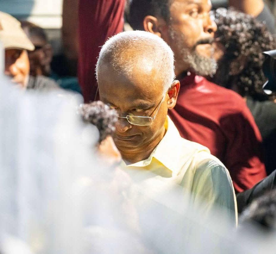 ECNEASE's tweet photo. މިހިރީ ގައުމުގެ ހަޒާނާ ލޫޓުވާލި ޗޯރު އިބުރޭ..އ.ހ 😏
#ChoaruIbu
#MDPLooters
#LootuvaifiLootuvaifi
#CorruptMDP https://t.co/UDOUqU3LEq